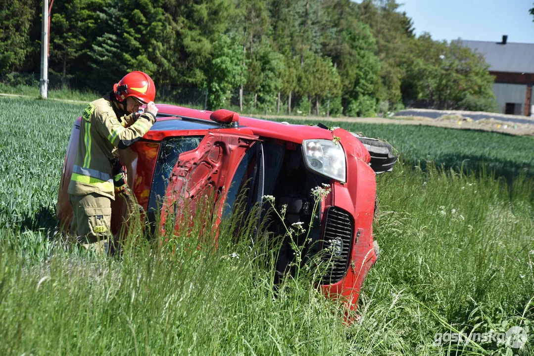 Kolizja na drodze powiatowej w Lipiu (gm. Piaski). Przewrócony samochód w polu