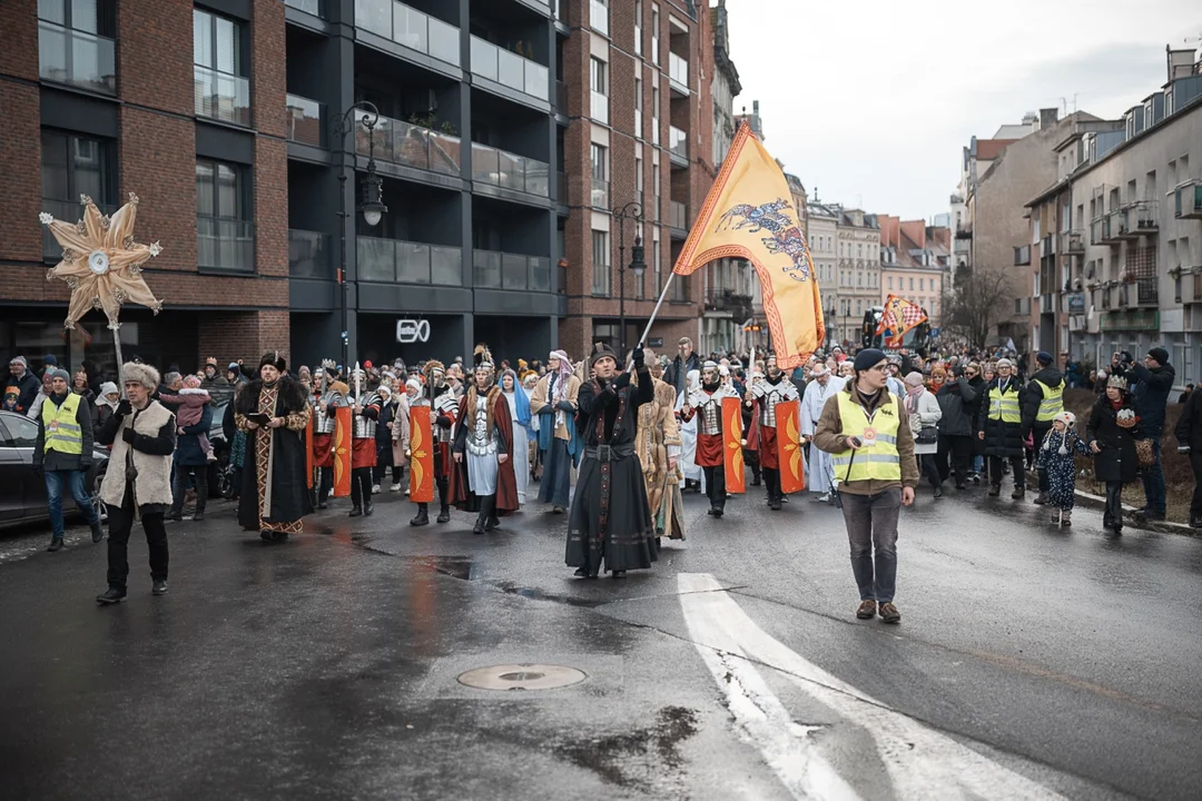 Tysiące koron i śpiewników czekają na Poznaniaków. Wspólne kolędowanie podczas Orszaku Trzech Króli - Zdjęcie główne