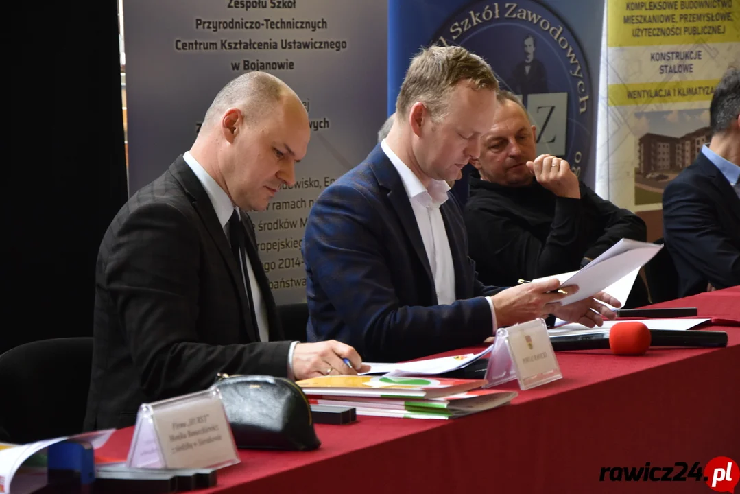 Podpisano umowy z wykonawcami sal gimnastycznych w Rawiczu i Bojanowie - Zdjęcie główne