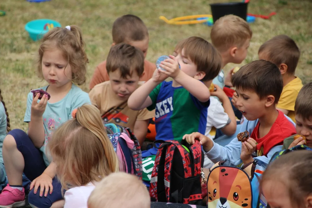 Przedszkolaki integrowały się z seniorami. Festyn na ulicy Zacisznej w Jarocinie