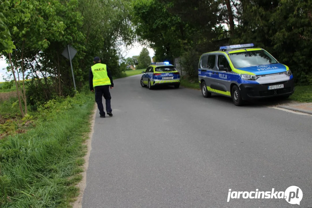 Mężczyzna z ranami kłutymi na drodze. BMW w rzece. Policyjna akcja