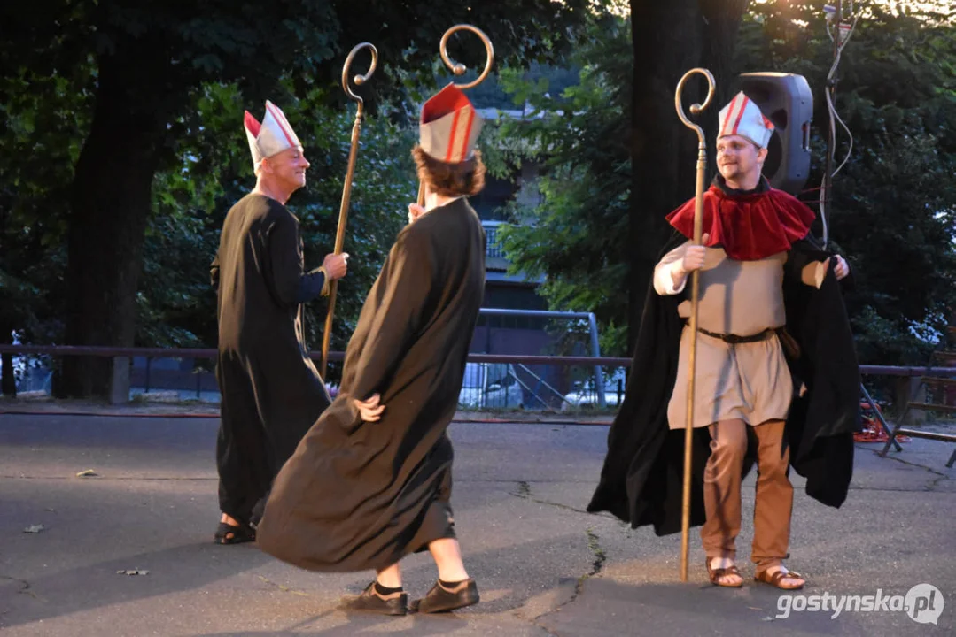 Plenerowy teatr w Piaskach. Niezapomniane przeżycia przy „Zapomnianej historii”, udana zabawa w „Polowanie na motyle”