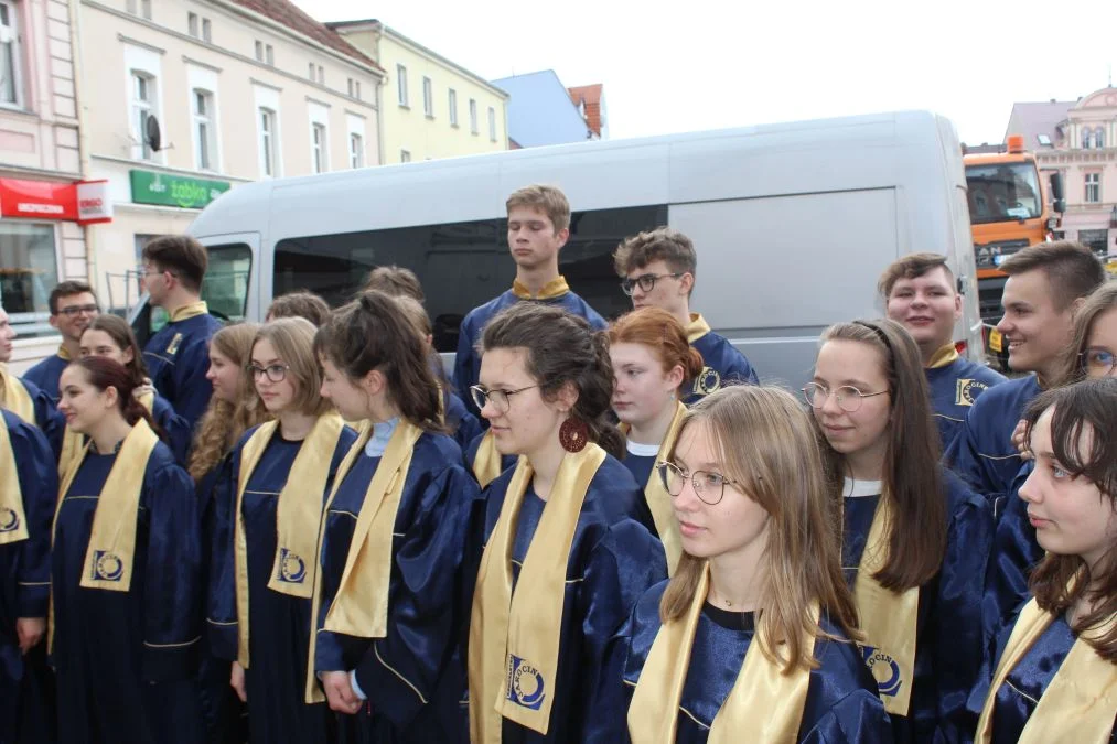 Jarocin. Odsłonięcie tablicy poświęconej kolporterom gazety konspiracyjnej "Dla Ciebie, Polsko" i koncert patriotyczny w JOK-u