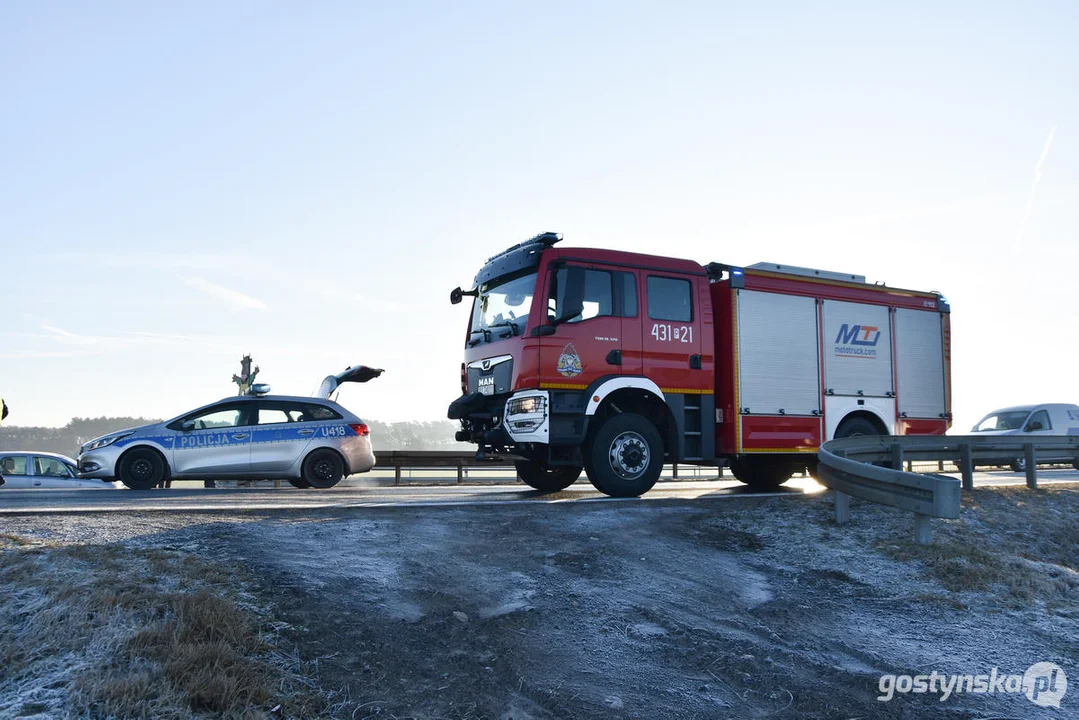 Wypadek na DW434 Gostyń - Poznań. Zderzyły się trzy samochody