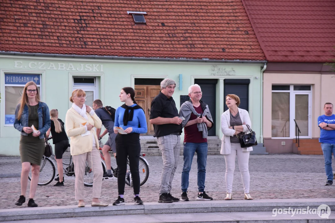 Spektakl teatralny na gostyńskim rynku