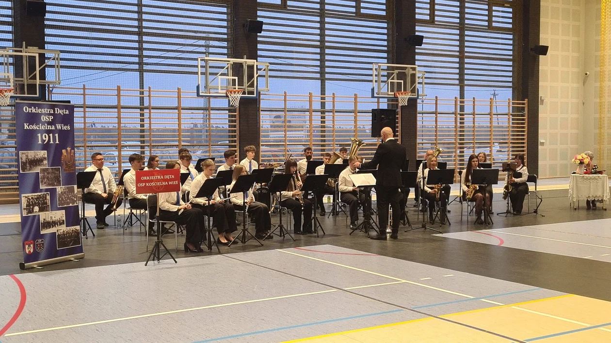 Orkiestra zagrała dla pań. Muzyczna uczta w Kościelnej Wsi