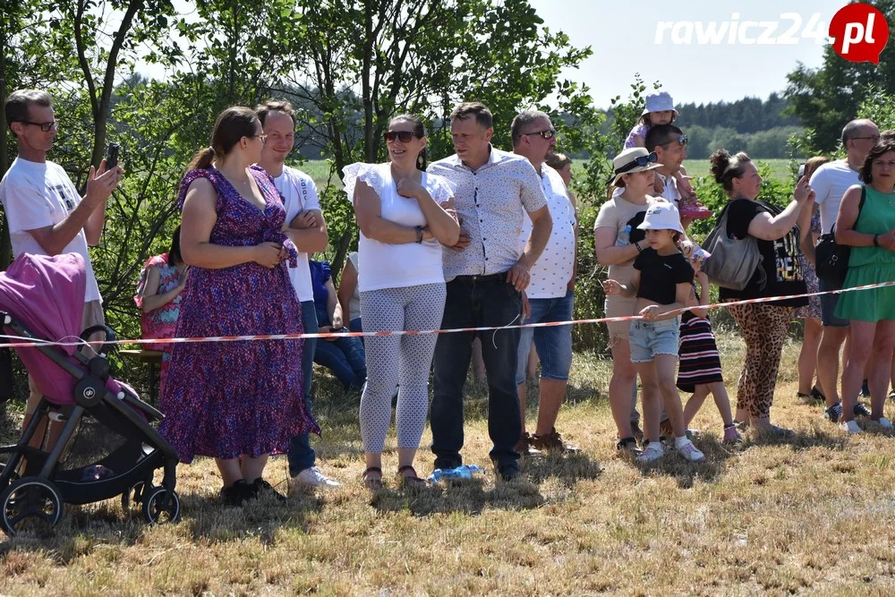 Kibice na gminnych zawodach strażackich w Jeziorach