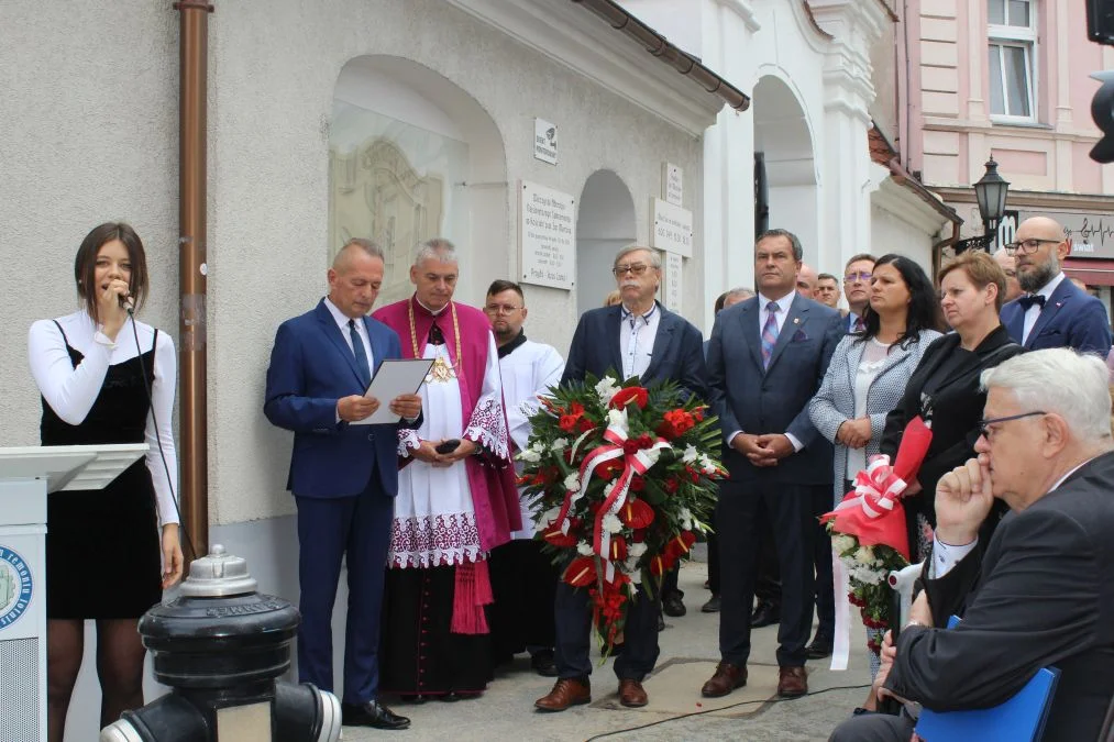 Jarocin. Odsłonięcie tablicy poświęconej kolporterom gazety konspiracyjnej "Dla Ciebie, Polsko" i koncert patriotyczny w JOK-u