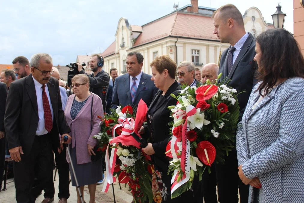 Jarocin. Odsłonięcie tablicy poświęconej kolporterom gazety konspiracyjnej "Dla Ciebie, Polsko" i koncert patriotyczny w JOK-u