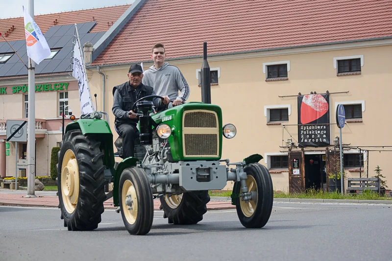 Wystawa zabytkowych pojazdów w Jarocinie z okazji Święta Flagi