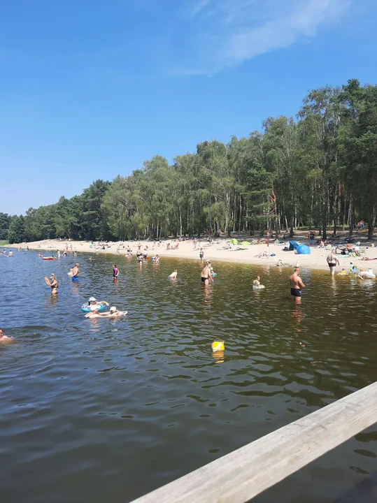 Zalew w Gołuchowie. Ludzie korzystają z pięknej pogody