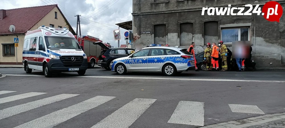 Zderzenie dwóch aut osobowych na skrzyżowaniu ul. Przyjemskiego i Rolniczej w Rawiczu