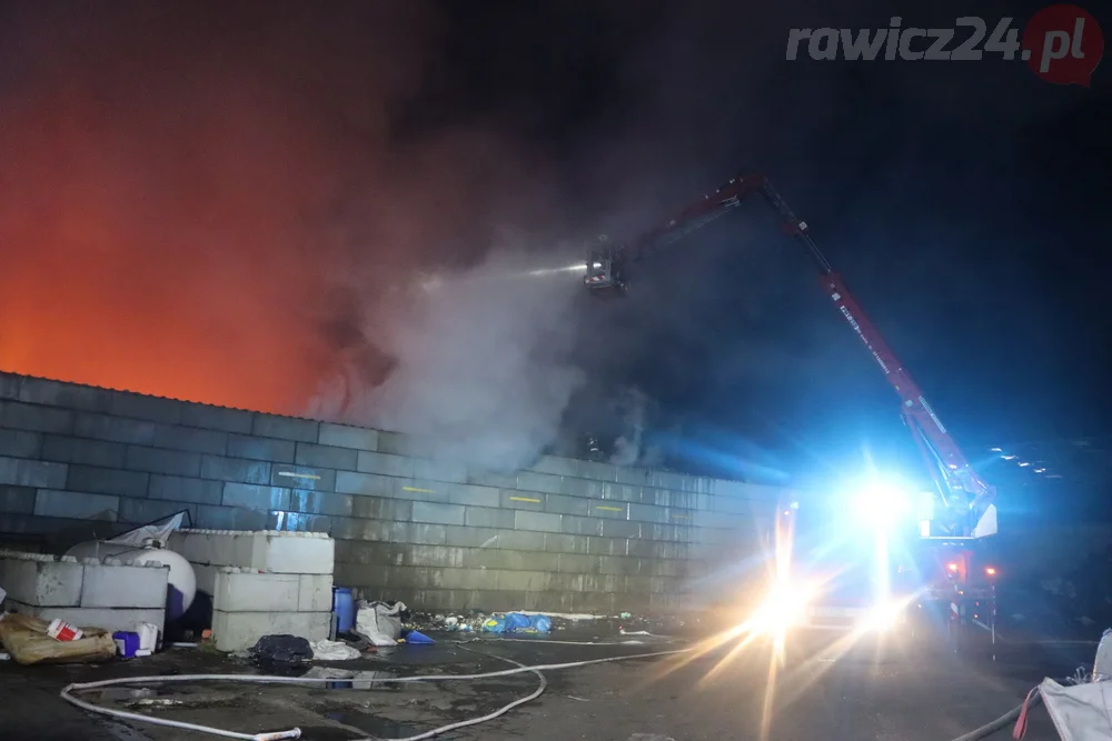 Pożar odpadów na terenie jednej z rawickich firm