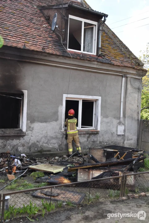 Groźny pożar w Łęce Wielkiej. Mieszkanie spłonęło doszczętnie