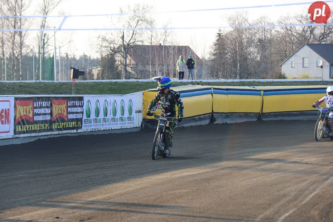 Kolejarz wygrywa na inaugurację.