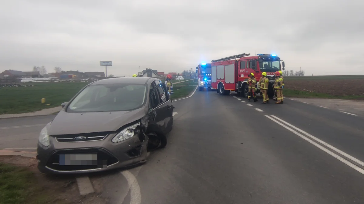 Zderzenie czołowe dwóch osobówek w Kuczynie. Na miejscu pracują służby - Zdjęcie główne