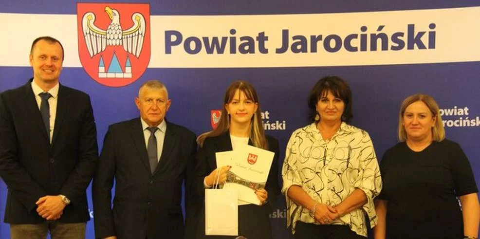 Najlepsi maturzyści ze szkół powiatu jarocińskiego nagrodzeni przez starostę