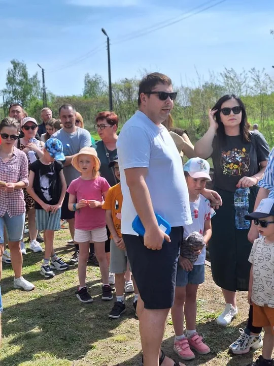 Weseli Ogrodnicy na drezynach. Piknik dla Fundacji Ogród Marzeń na stacji Brzostów Wlkp.