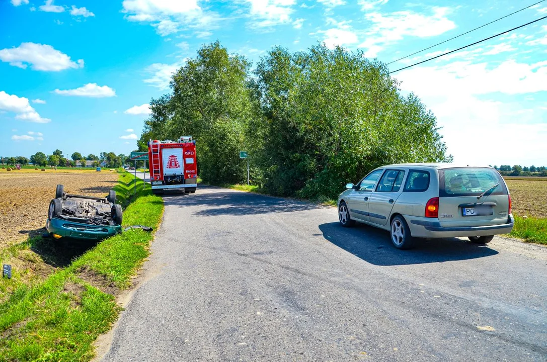 Auto dachowało i wpadło do rowu w Wilczyńcu. Kierowca był pod wpływem