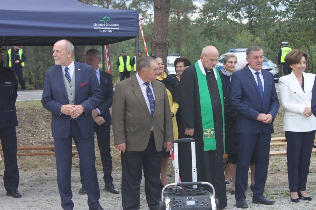 Minister Marlena Maląg otworzyła drogę Białobłoty-Orlina Duża. Towarzyszyli jej posłowie i samorządowcy