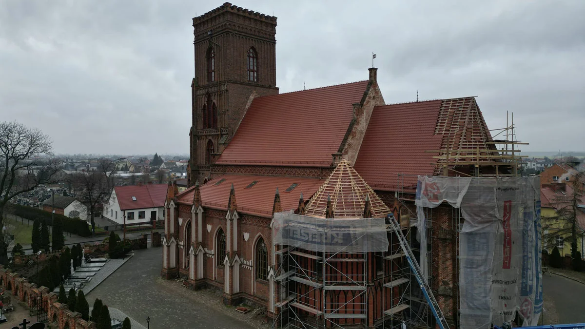 Z pomocą Bożą i parafian - mówi proboszcz Andrzej Drobiński o zakończonym niedawno remoncie dachu kościoła w Pępowie - Zdjęcie główne