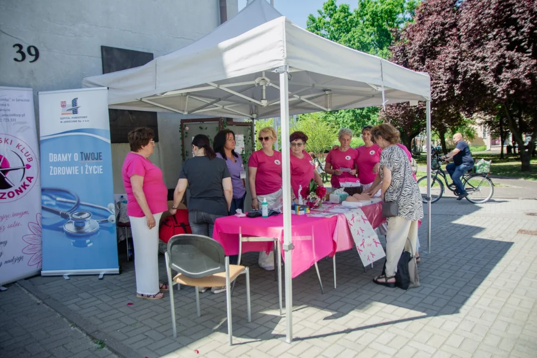 Stoisko "Amazonek" stanęło przy Centrum Usług Społecznych w Jarocinie.