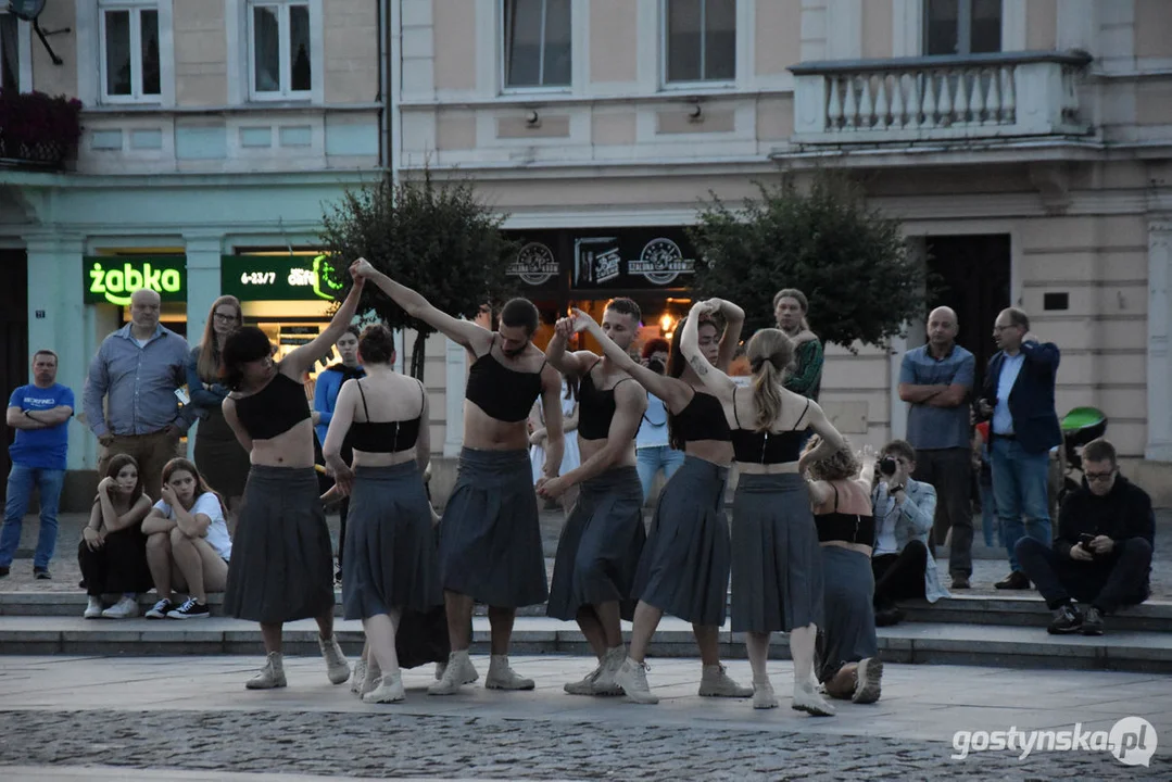 Spektakl teatralny na gostyńskim rynku