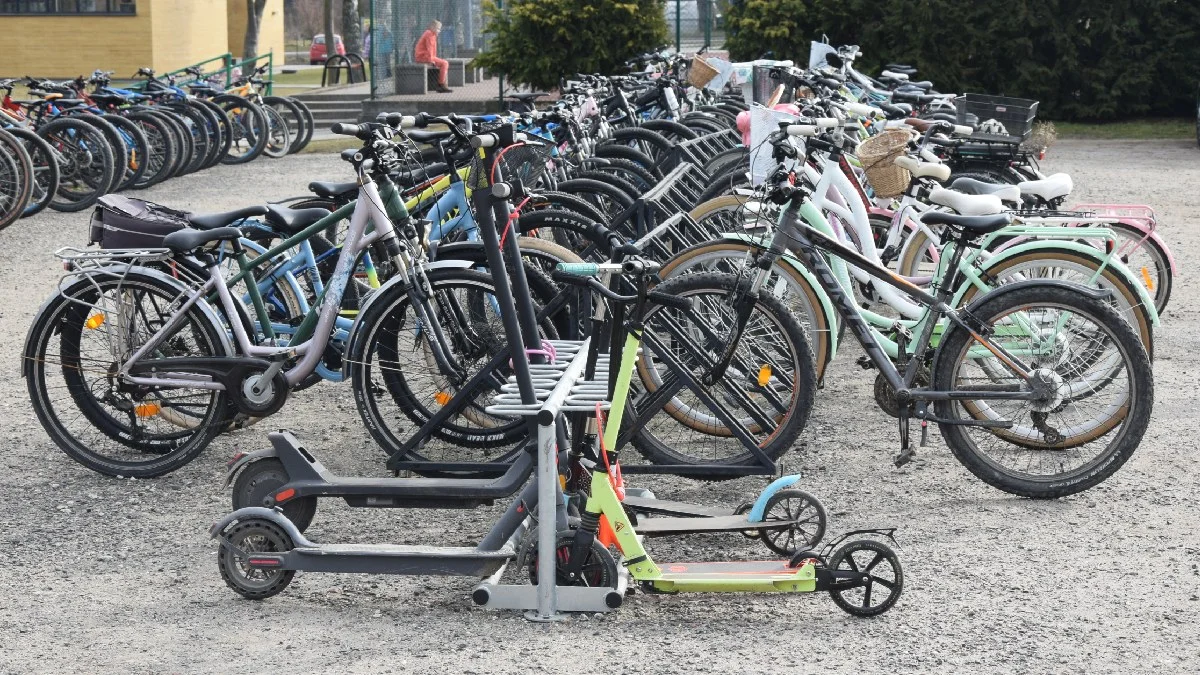 W ostatnim czasie z terenu szkoły podstawowej zniknęły dwie hulajnogi. Rodzice dzieci się niepokoją - Zdjęcie główne