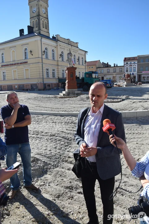 Spotkanie burmistrza Łukasz Kubiaka z przedsiębiorcami handlującymi na rynku w Krobi