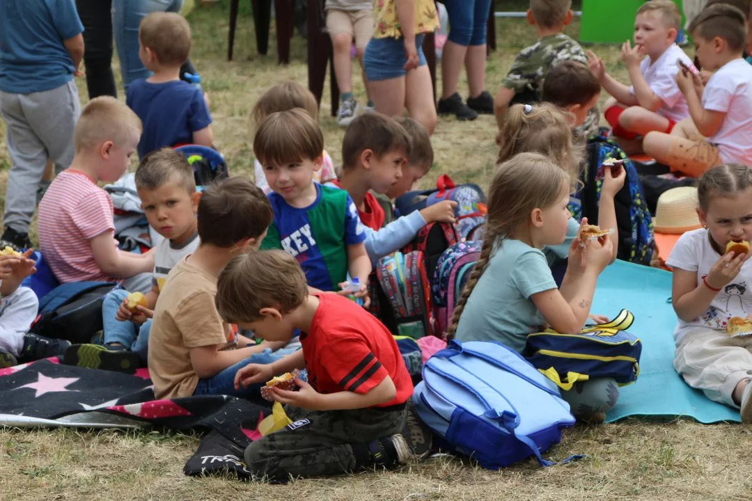 Przedszkolaki integrowały się z seniorami. Festyn na ulicy Zacisznej w Jarocinie