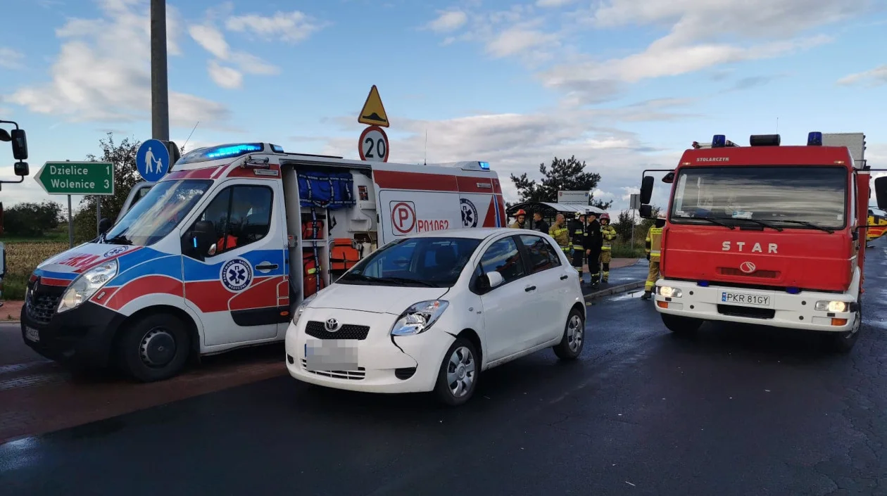 Wypadek na drodze Krotoszyn - Rozdrażew. 16-latkę do szpitala zabrał śmigłowiec LPR - Zdjęcie główne