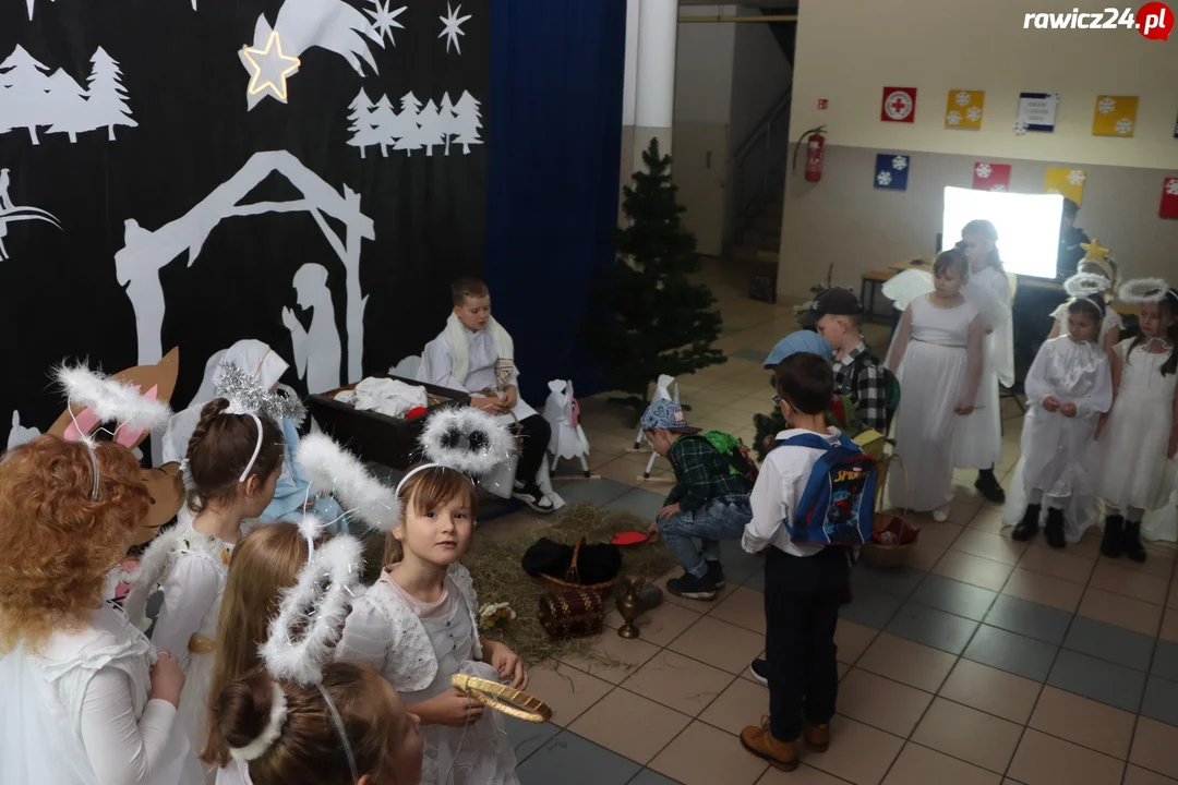 Jasełka, życzenia i poczęstunek w szkole w Sierakowie