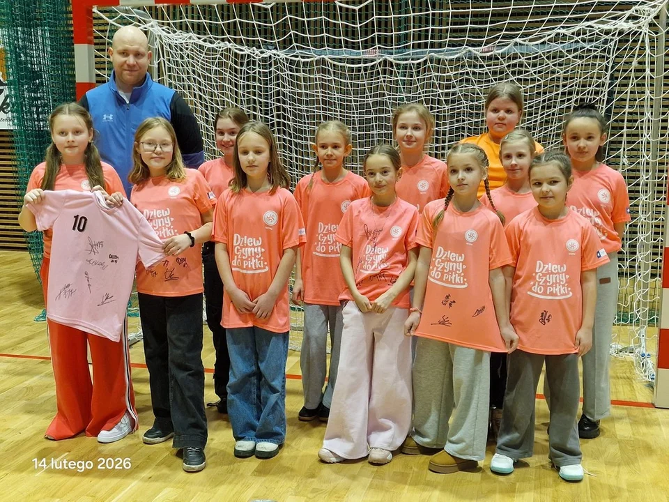 Niezwykły debiut uczniów z Bojanowa. Stanęli ramię w ramię z zawodnikami futsalu - Zdjęcie główne