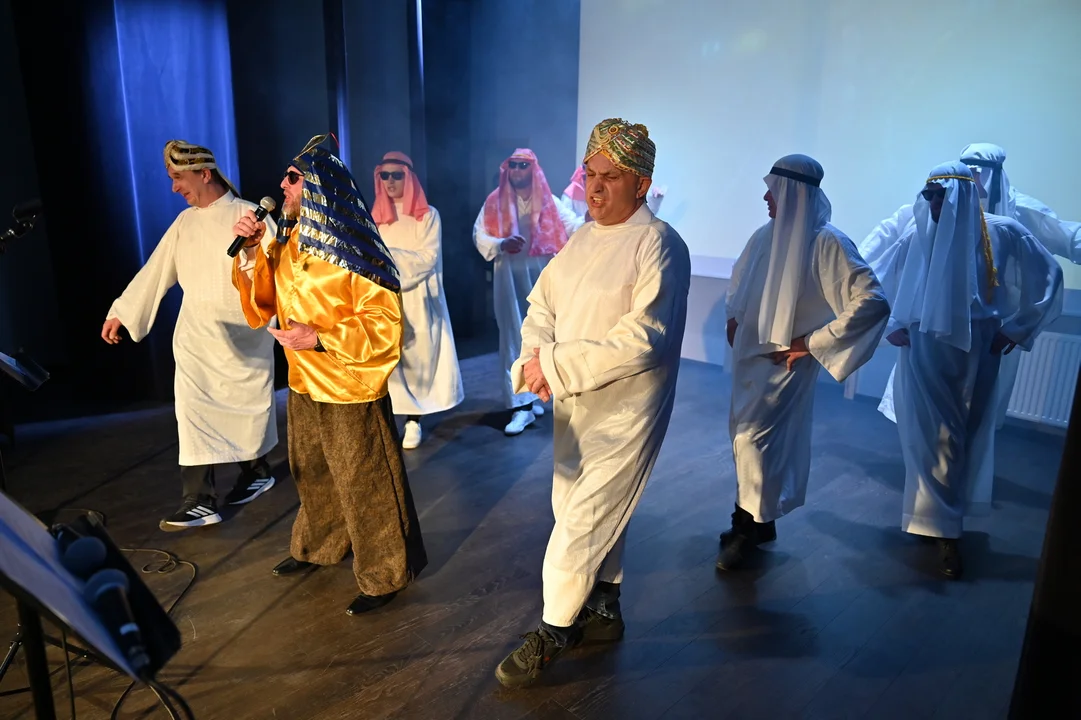 Tego nikt się nie spodziewał. Radni chwycili za mikrofony i zaczęli śpiewać [ZDJĘCIA]