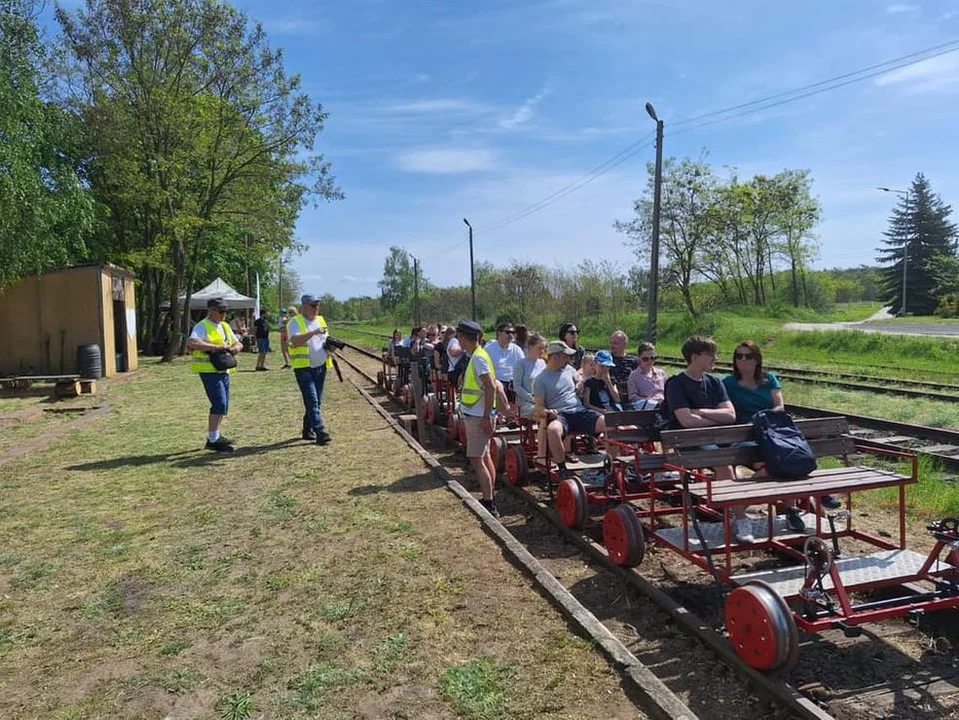 Weseli Ogrodnicy na drezynach. Piknik dla Fundacji Ogród Marzeń na stacji Brzostów Wlkp.