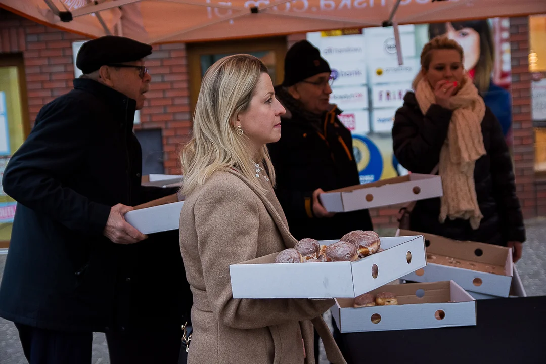 Przedwyborczy tłusty czwartek w Jarocinie. Kandydat PO KO na burmistrza i kandydaci Ziemi Jarocińskiej rozdawali pączki