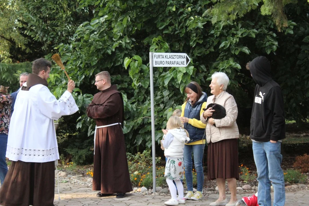 U franciszkanów w Jarocinie z okazji odpustu błogosławiono zwierzęta