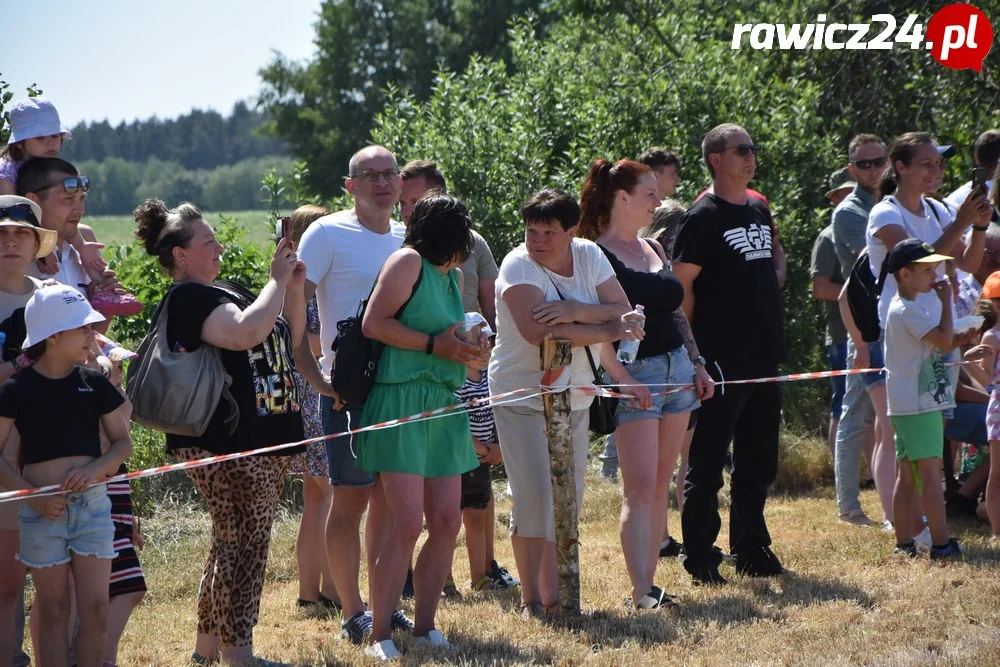 Kibice na gminnych zawodach strażackich w Jeziorach