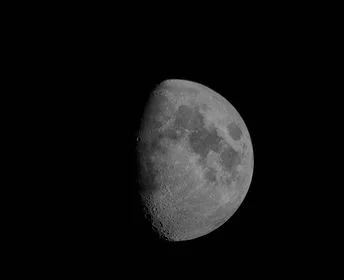 Dodatkowo noc dzisiaj oświetla wyjątkowo jasny Księżyc