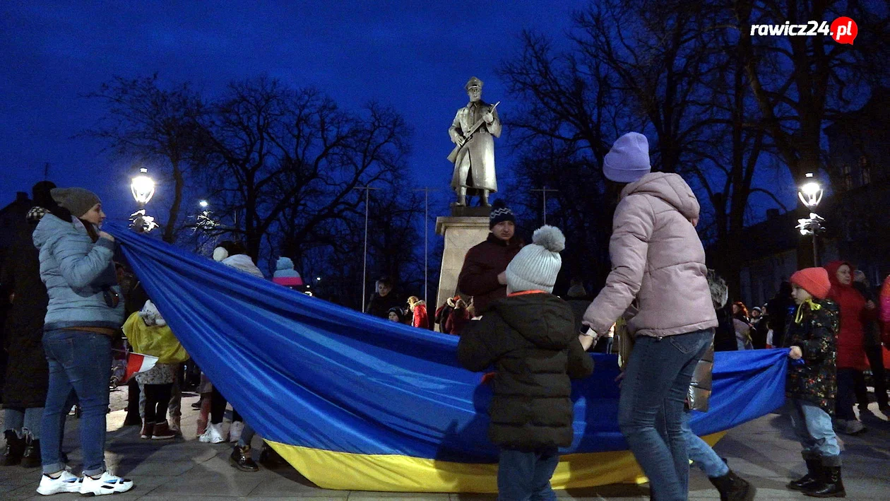 Podziękowały rawiczanom i uczciły swoich mężów - obrońców Ukrainy. Popłynęły łzy - Zdjęcie główne
