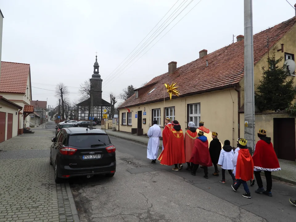 Orszak Trzech Króli i koncert kolęd w kościele w Piaskach Wlkp.