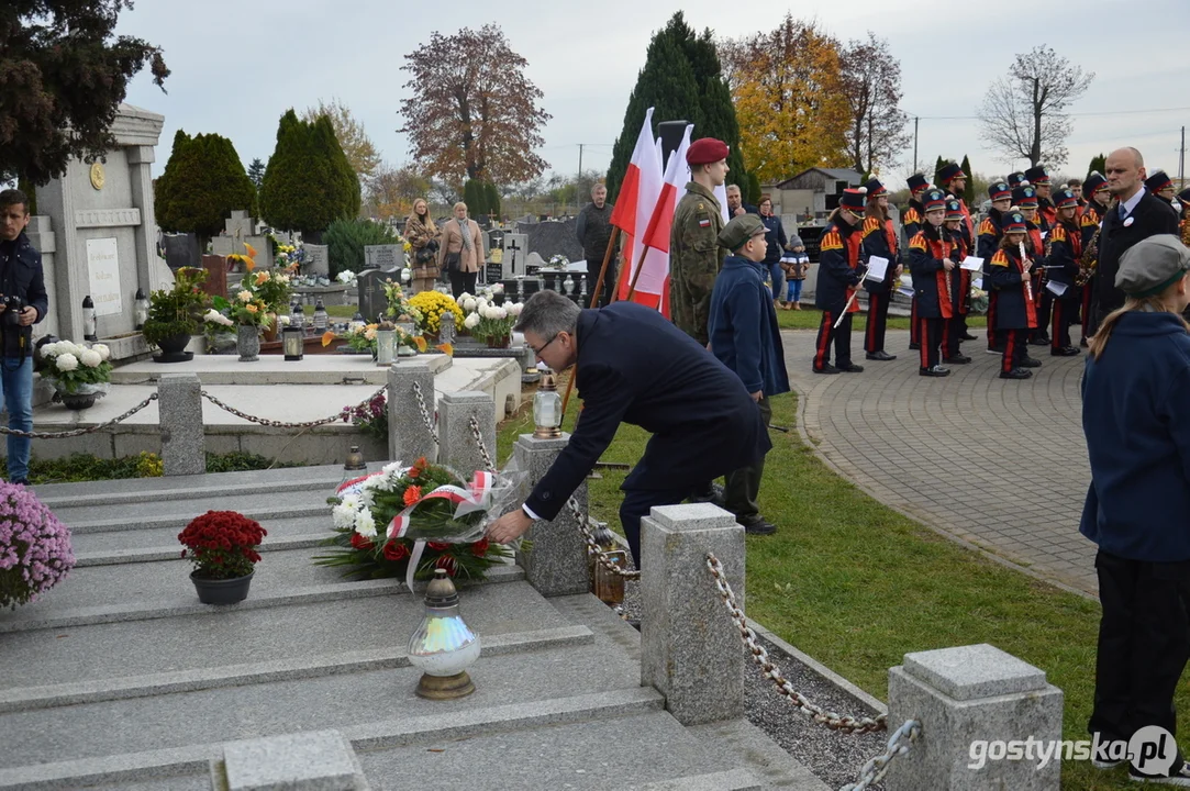 Przemarsz i uroczystości na cmentarzu w dniu 11 listopada w Krobi