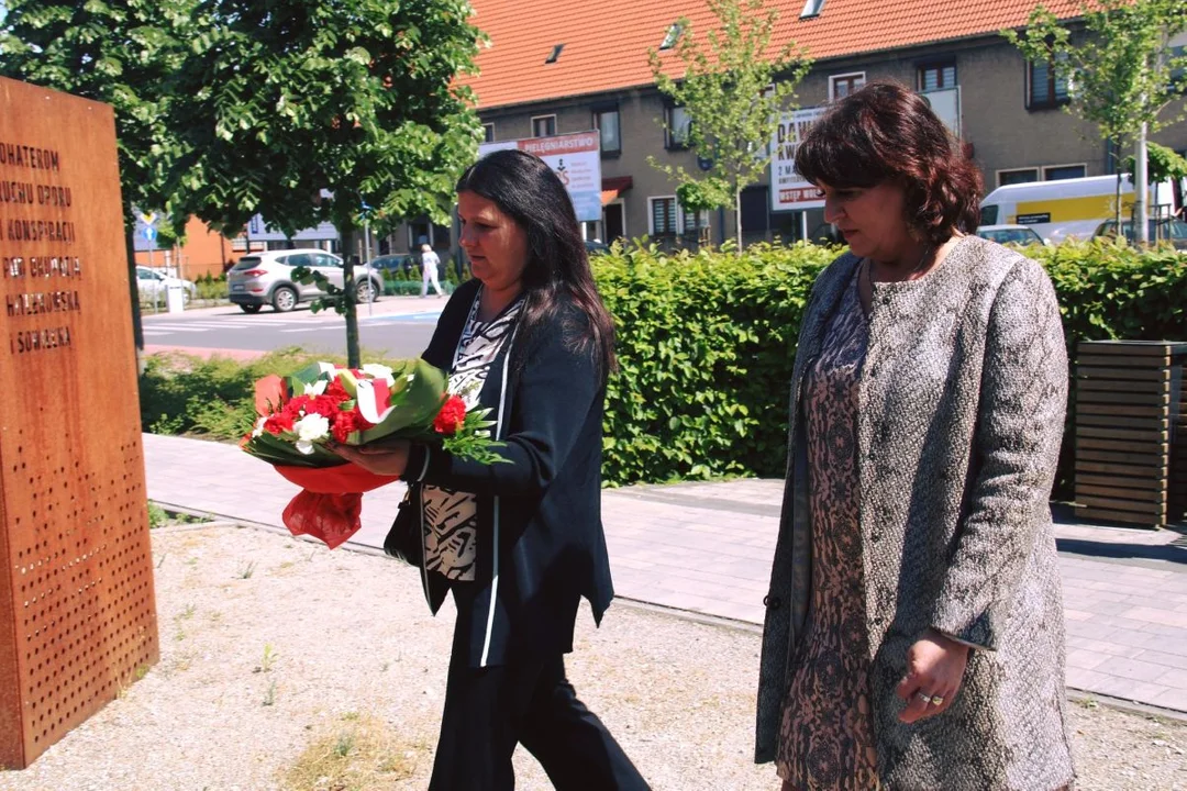 Dzień Zwycięstwa z nową burmistrz Jarocina. Władze gminy i powiatu złożyły kwiaty na Skwerze Pamięci