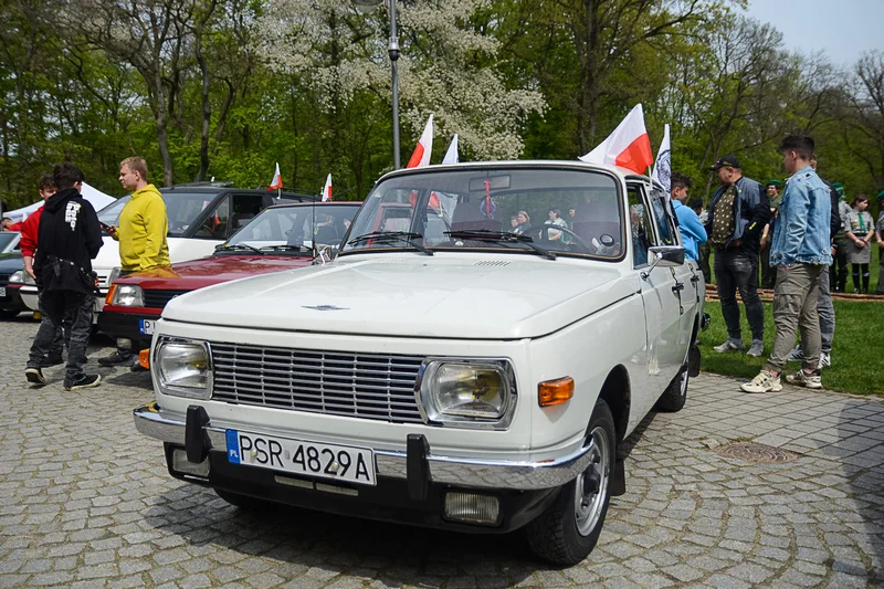 Wystawa zabytkowych pojazdów w Jarocinie z okazji Święta Flagi