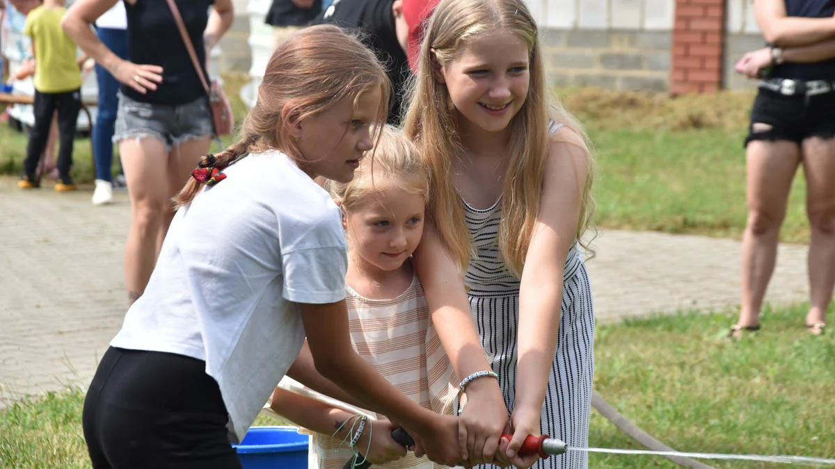 Rodzinny piknik pod wiatą w Krajewicach. Atrakcją były deszczowe kałuże - Zdjęcie główne