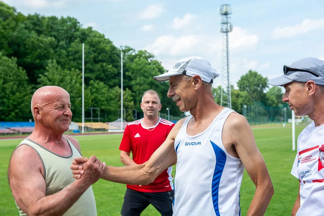 70 okrążeń stadionu w Jarocinie na 70. urodziny. Wiesław Garbarek świętował nietypowo