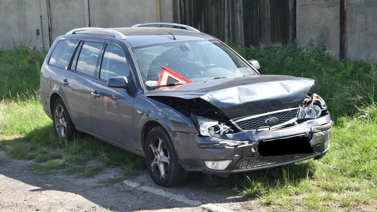 Zderzenie trzech aut w Janiszewie. Mały karambol dwóch fordów i VW - Zdjęcie główne