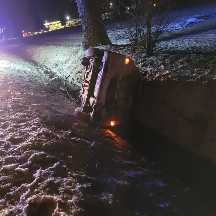 Śnieg na drogach, pod kołami lód. Wjechała autem do rowu [ZDJĘCIA] - Zdjęcie główne