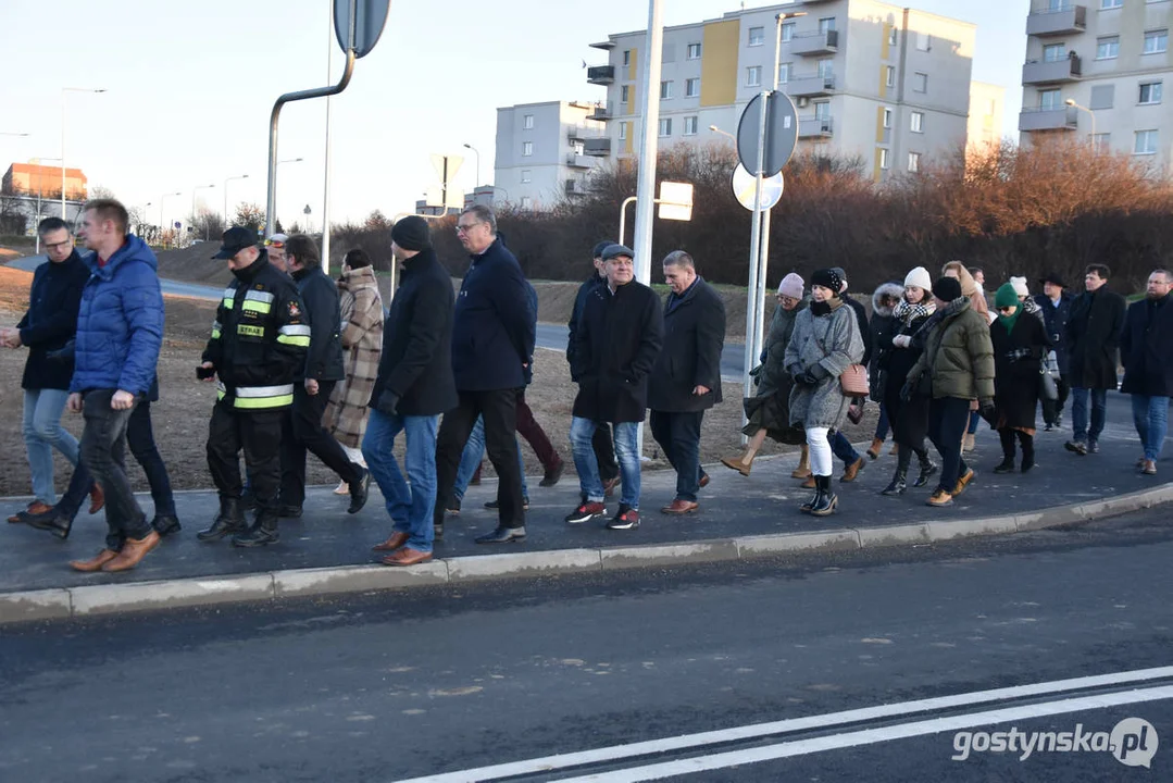 Otwarcie nowej drogi w Gostyniu - spacer samorządowców i mieszkańców