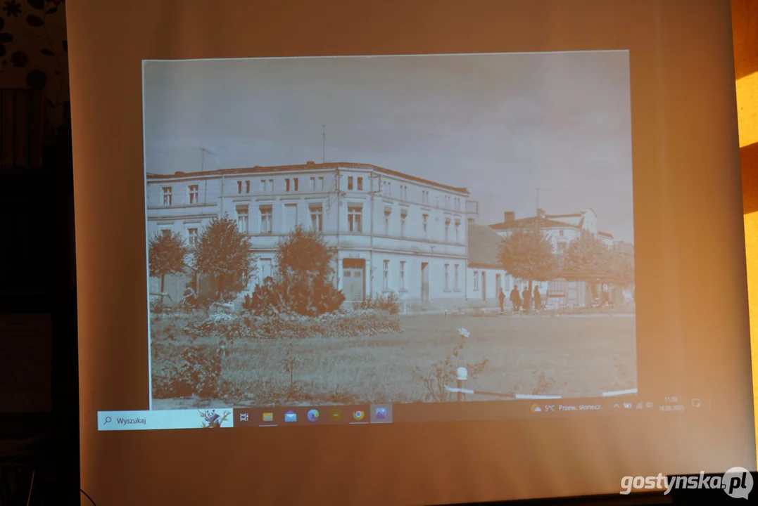 Miłośnicy starych fotografii w pogorzelskiej bibliotece